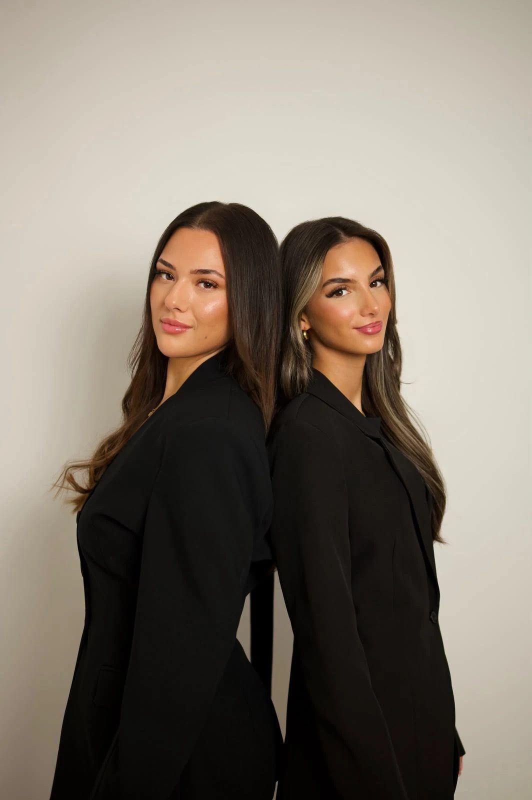 Sude und Yelda Rücken an Rücken im Studio